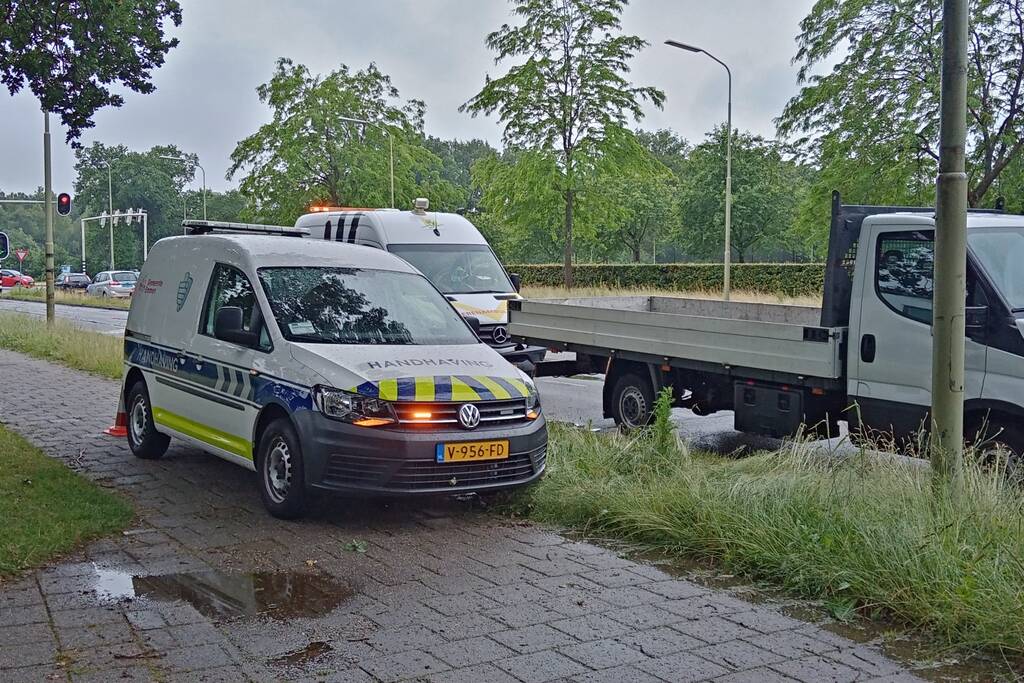 Pick-up botst tegen lantarenpaal