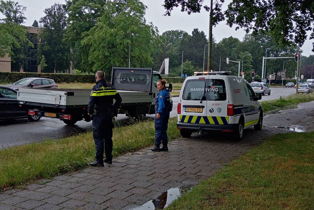 Pick-up botst tegen lantarenpaal
