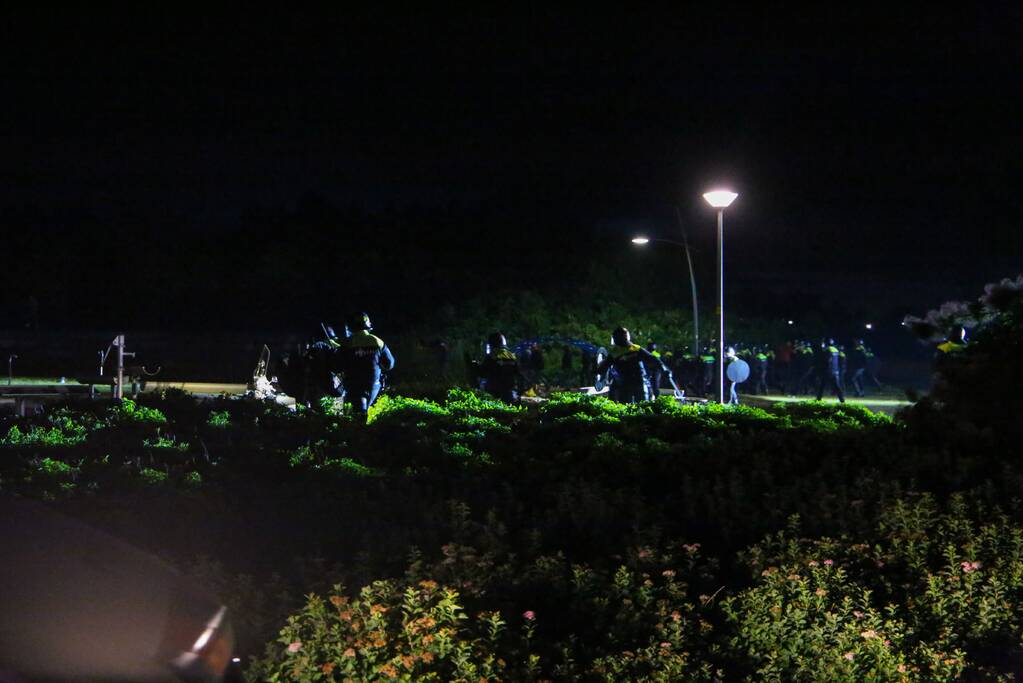 Mobiele Eenheid veegt park in Corlaer