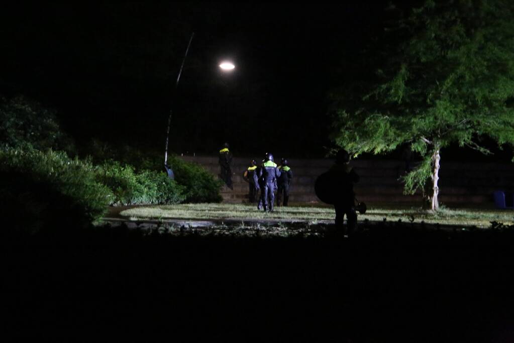 Mobiele Eenheid veegt park in Corlaer