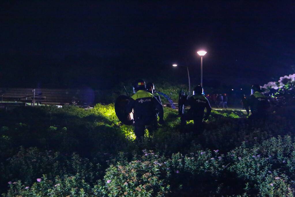 Mobiele Eenheid veegt park in Corlaer