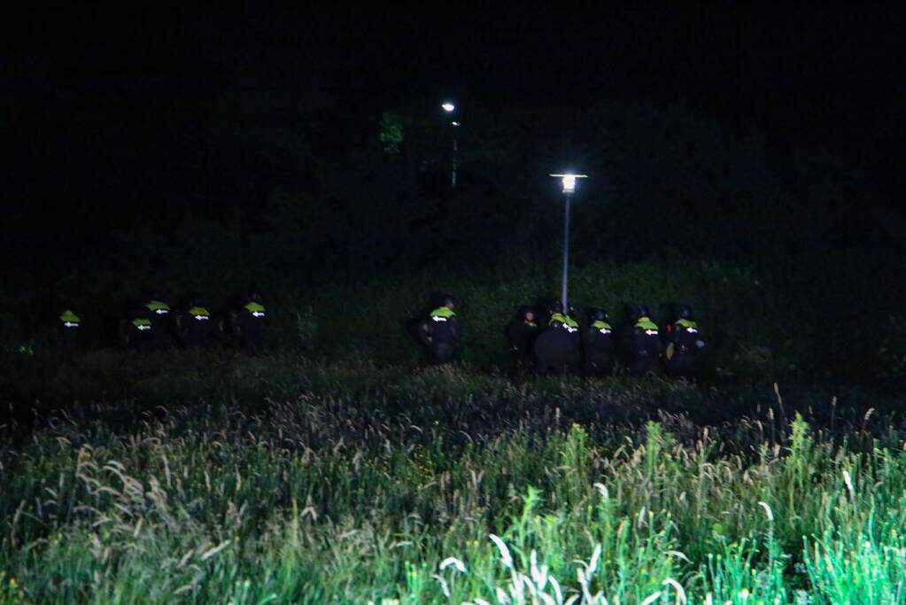 Mobiele Eenheid veegt park in Corlaer