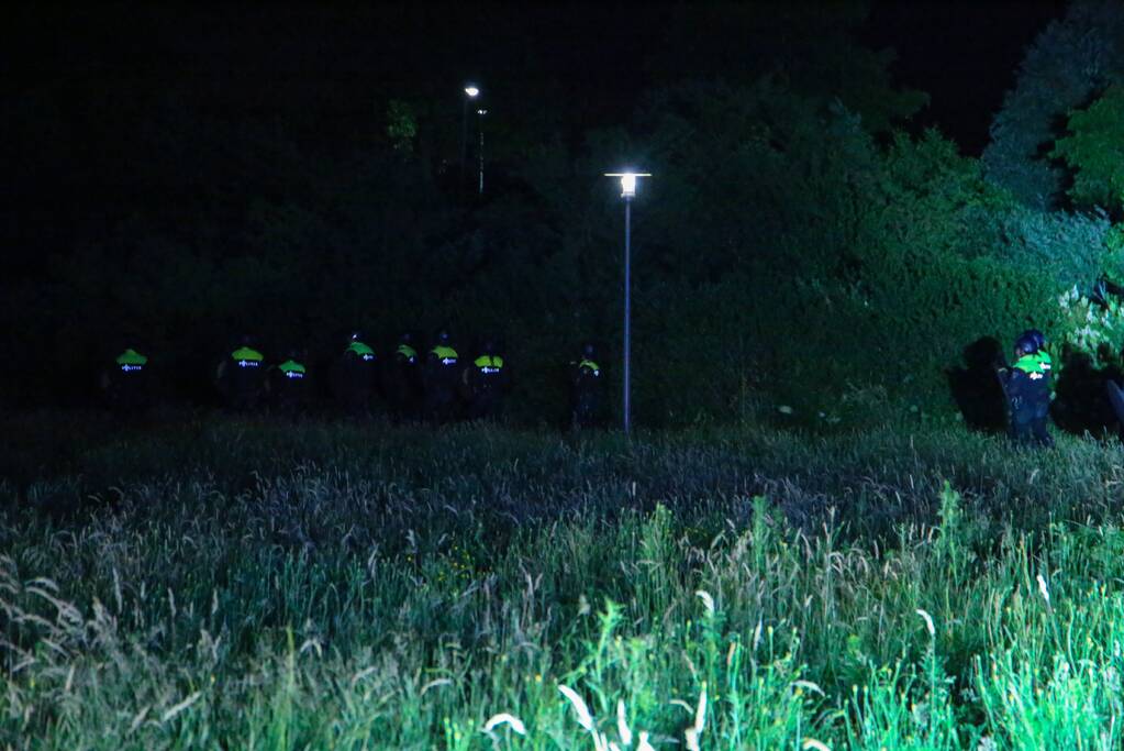 Mobiele Eenheid veegt park in Corlaer