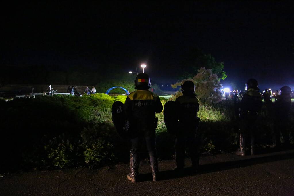 Mobiele Eenheid veegt park in Corlaer