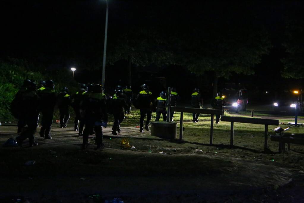 Mobiele Eenheid veegt park in Corlaer