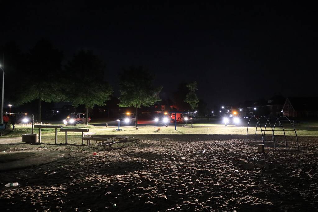 Mobiele Eenheid veegt park in Corlaer