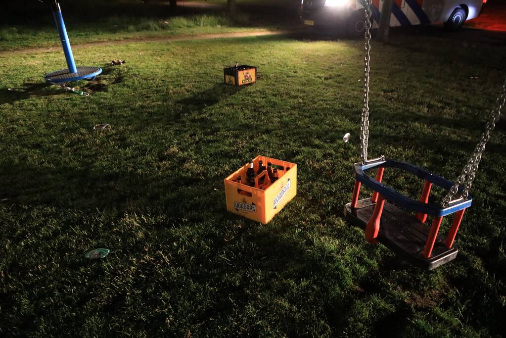 Mobiele Eenheid veegt park in Corlaer