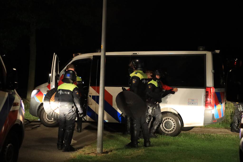 Mobiele Eenheid veegt park in Corlaer