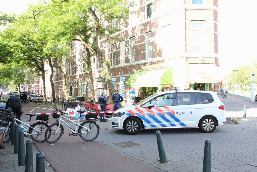 Automobilist rijdt lantaarnpaal uit de grond