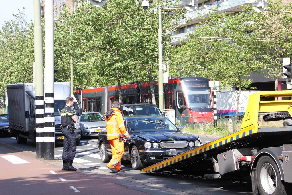 Automobilist rijdt lantaarnpaal uit de grond