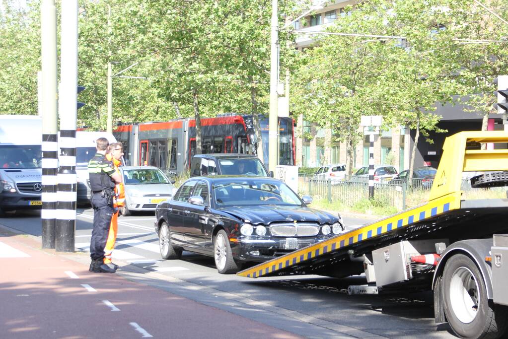 Automobilist rijdt lantaarnpaal uit de grond