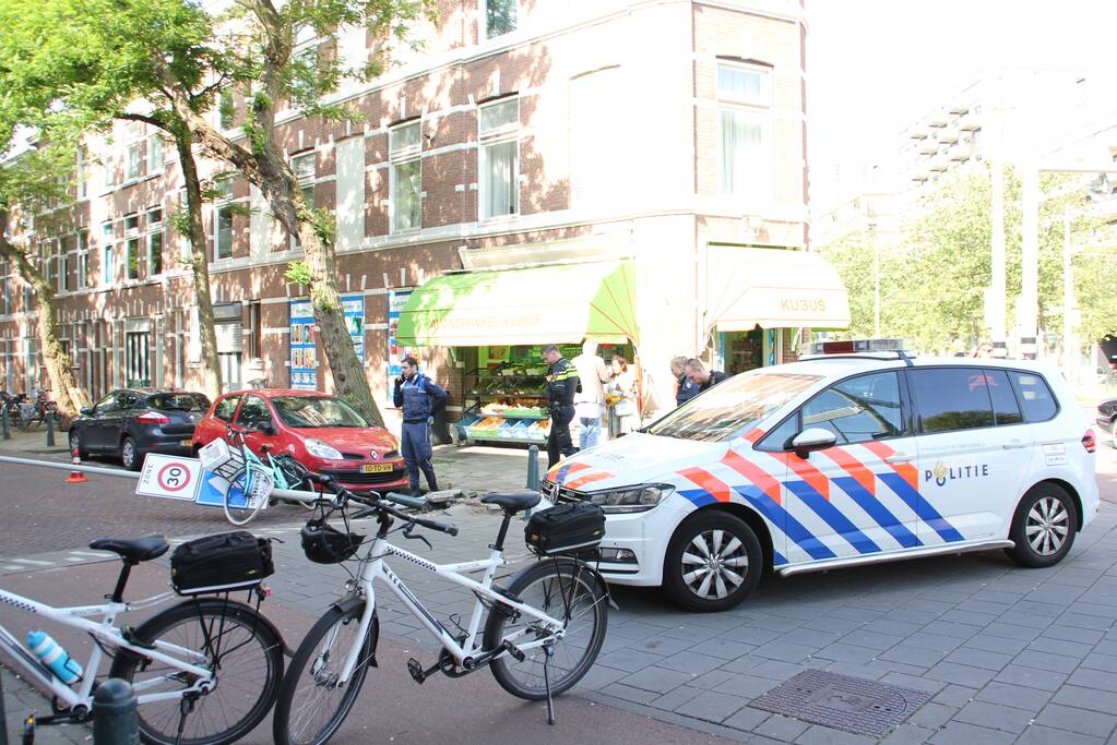 Automobilist rijdt lantaarnpaal uit de grond