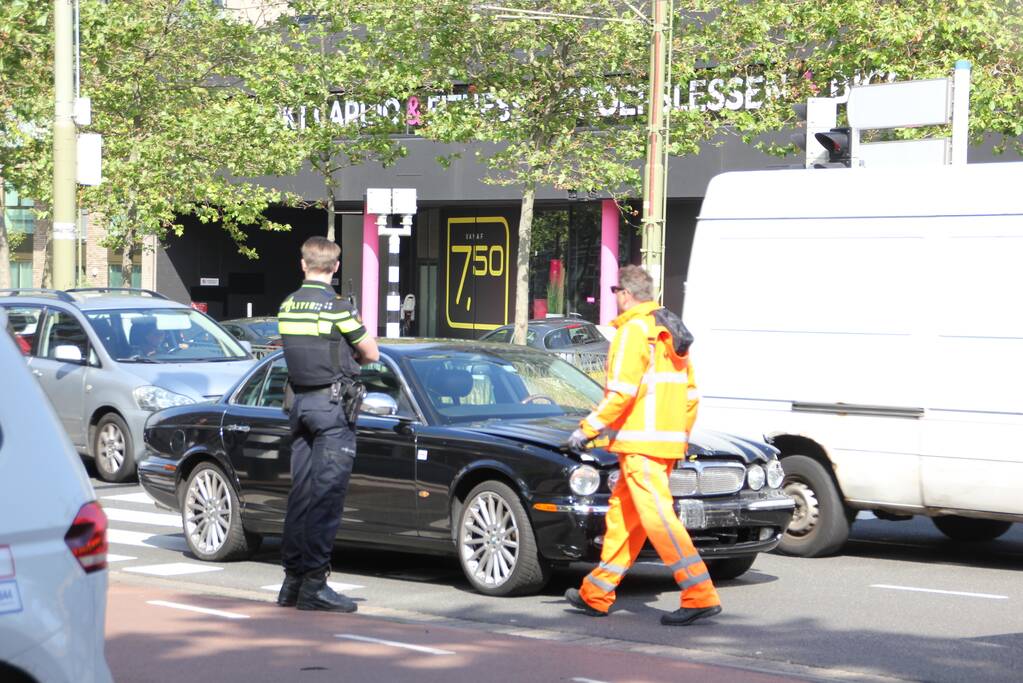 Automobilist rijdt lantaarnpaal uit de grond