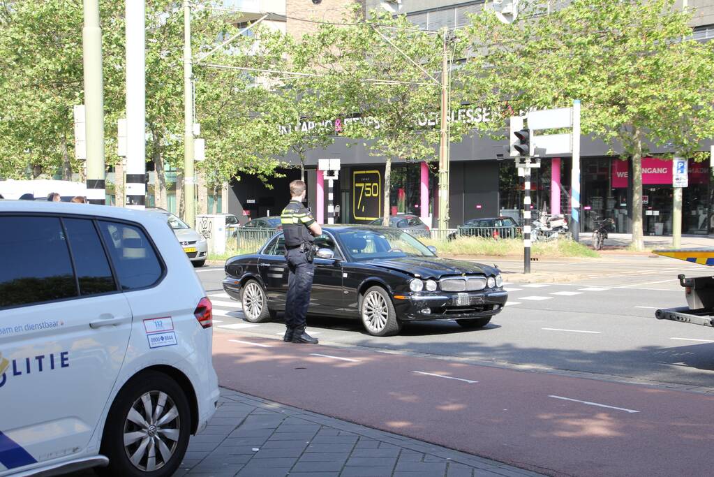 Automobilist rijdt lantaarnpaal uit de grond