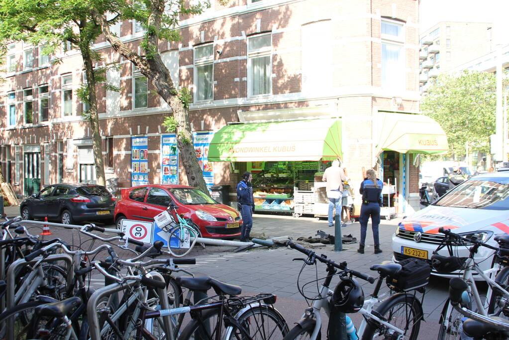 Automobilist rijdt lantaarnpaal uit de grond