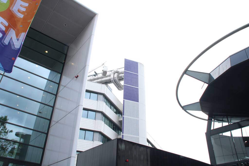 Glazenwassers bakje vast bij stadhuis