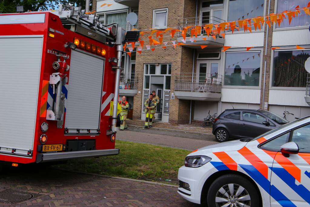 Brandweer doet onderzoek naar vreemde lucht in portiekflat