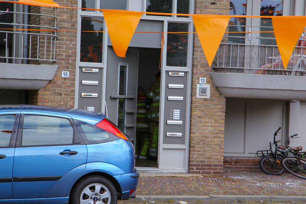 Brandweer doet onderzoek naar vreemde lucht in portiekflat