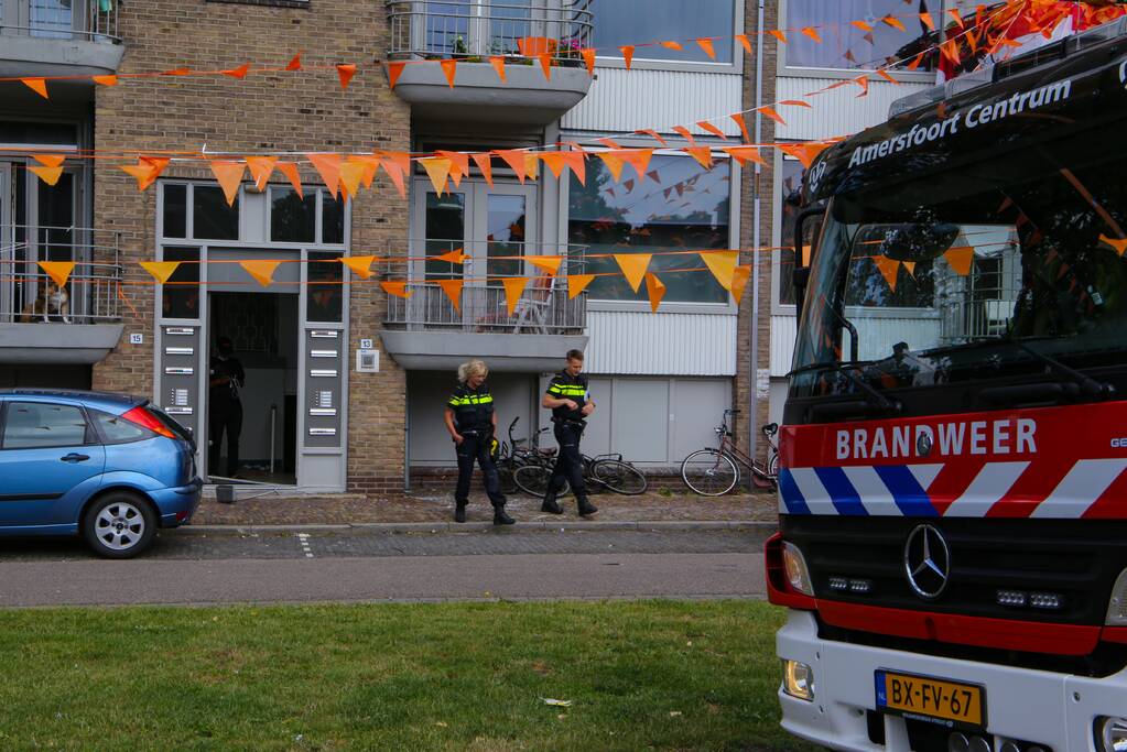 Brandweer doet onderzoek naar vreemde lucht in portiekflat