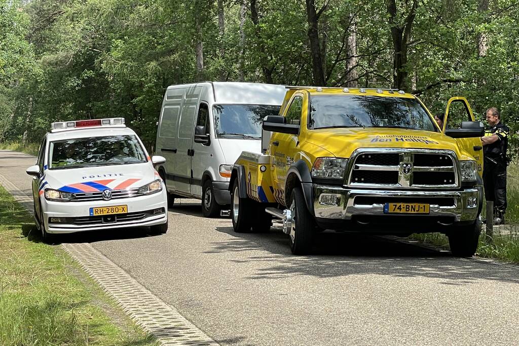 Persoon aangehouden en twee slaan op de vlucht