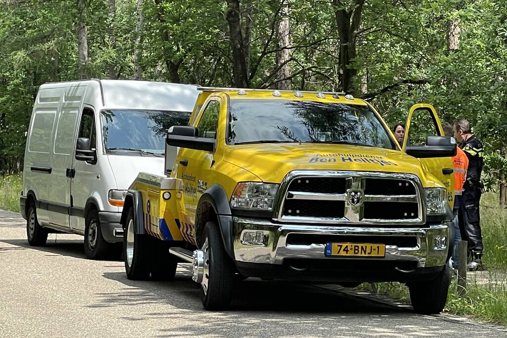 Persoon aangehouden en twee slaan op de vlucht