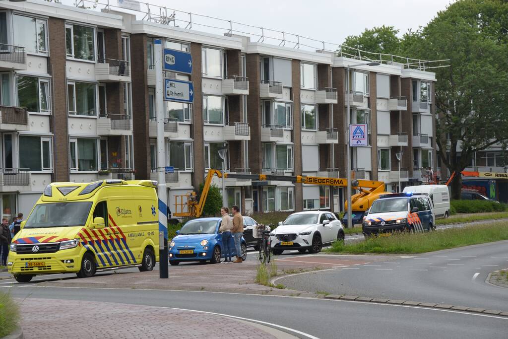 Jonge vrouw op fiets aangereden