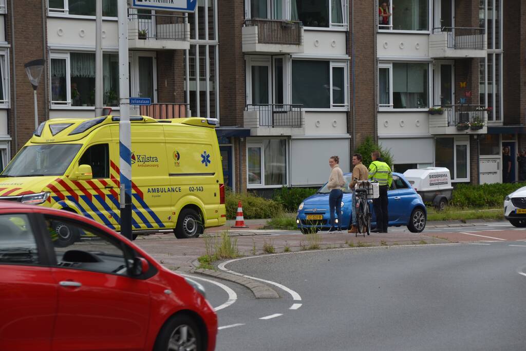 Jonge vrouw op fiets aangereden