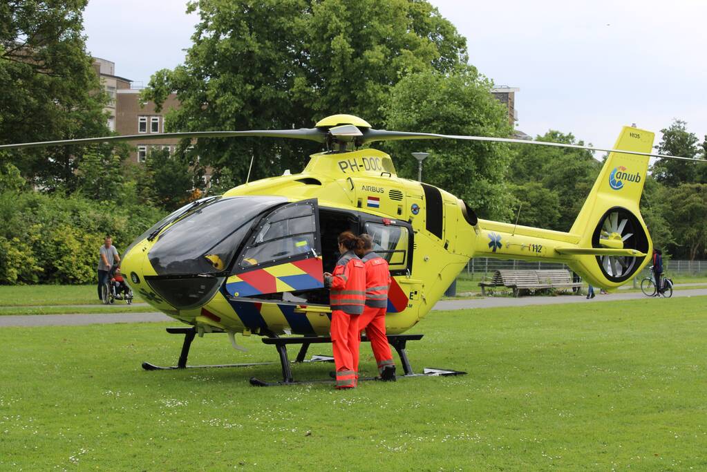 Traumahelikopter landt in park