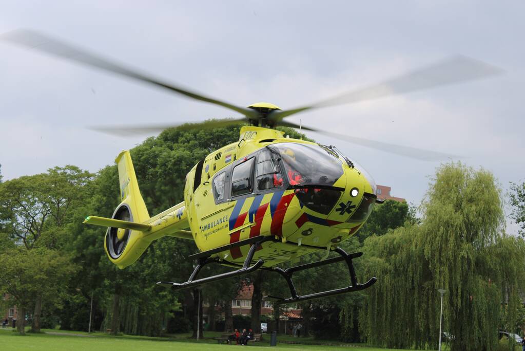 Traumahelikopter landt in park