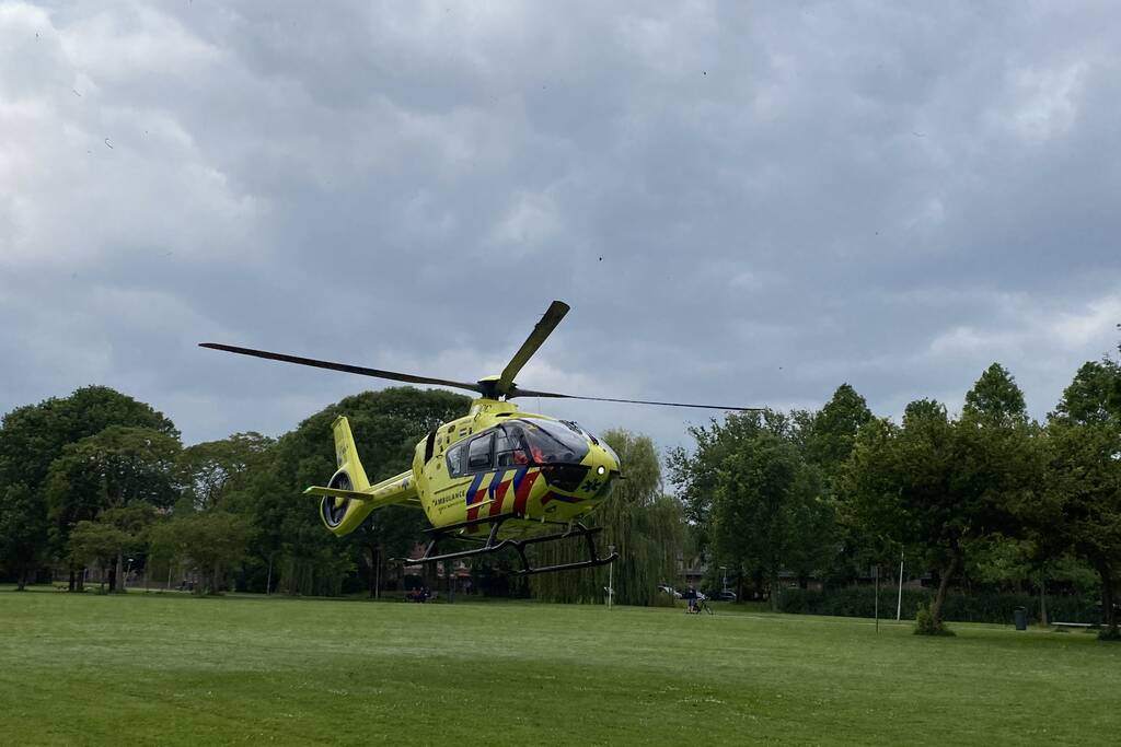 Traumahelikopter landt in park