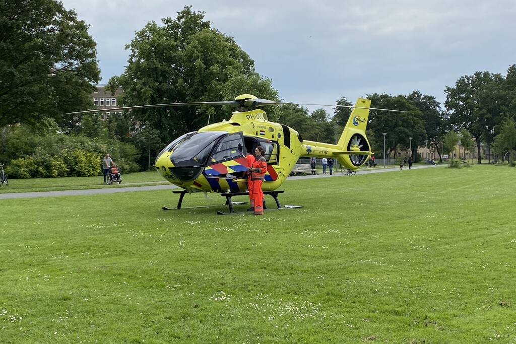 Traumahelikopter landt in park
