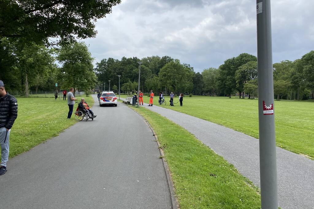 Traumahelikopter landt in park