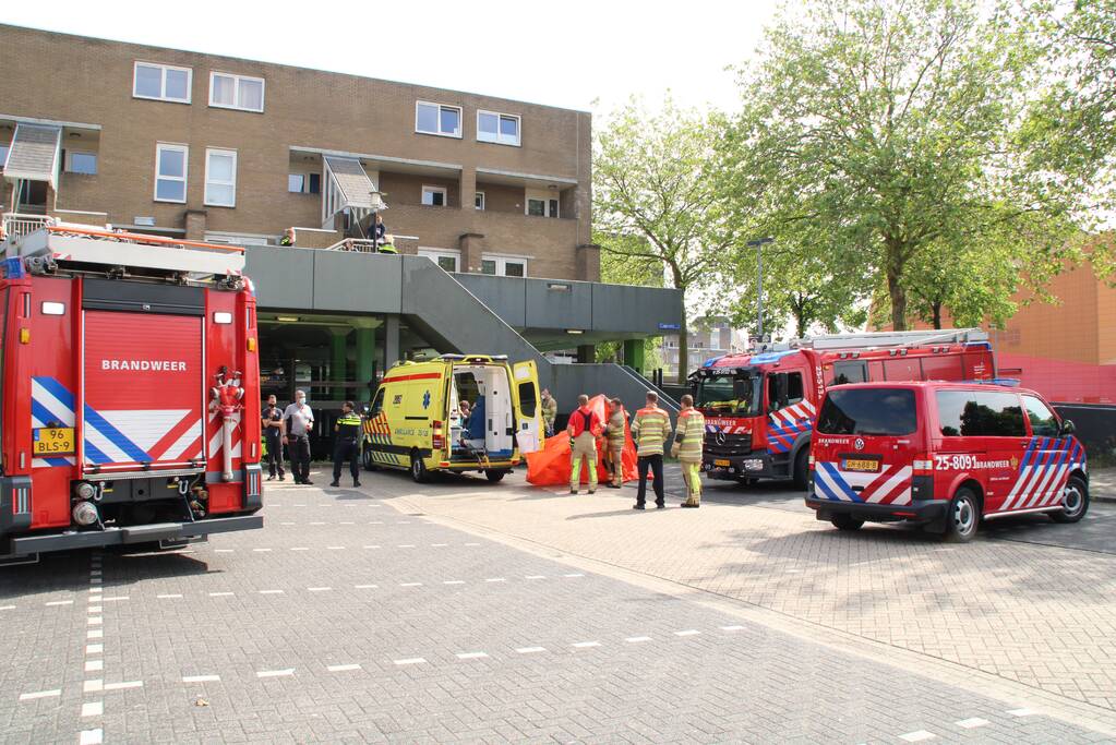 Persoon ernstig gewond na val van grote hoogte