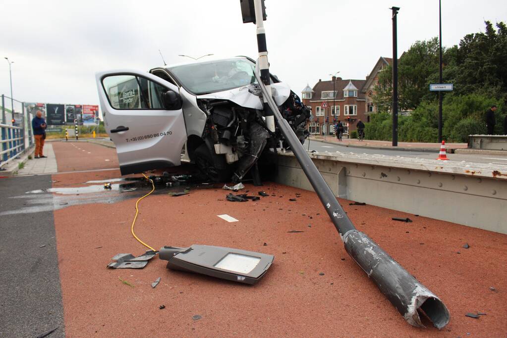 Ravage na ongeval met bestelbus