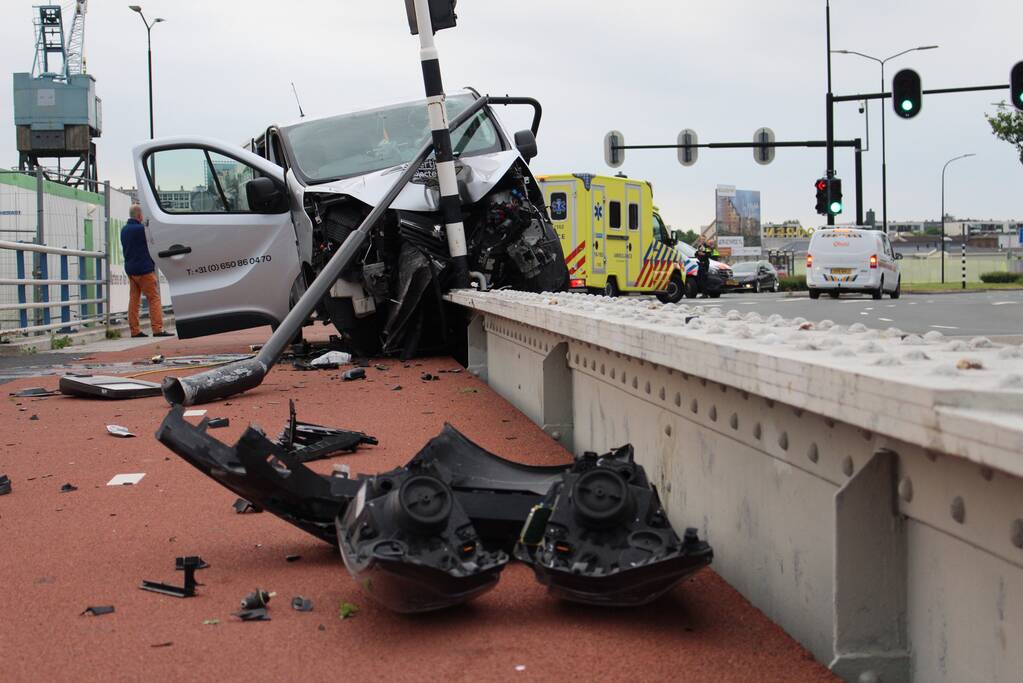 Ravage na ongeval met bestelbus