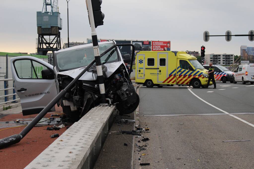 Ravage na ongeval met bestelbus