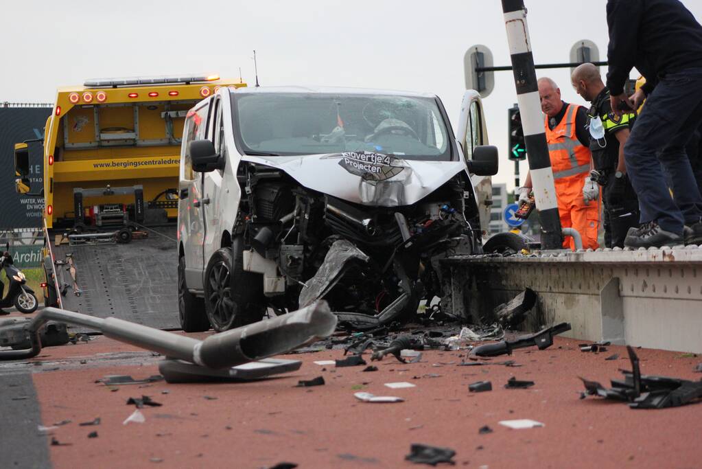 Ravage na ongeval met bestelbus