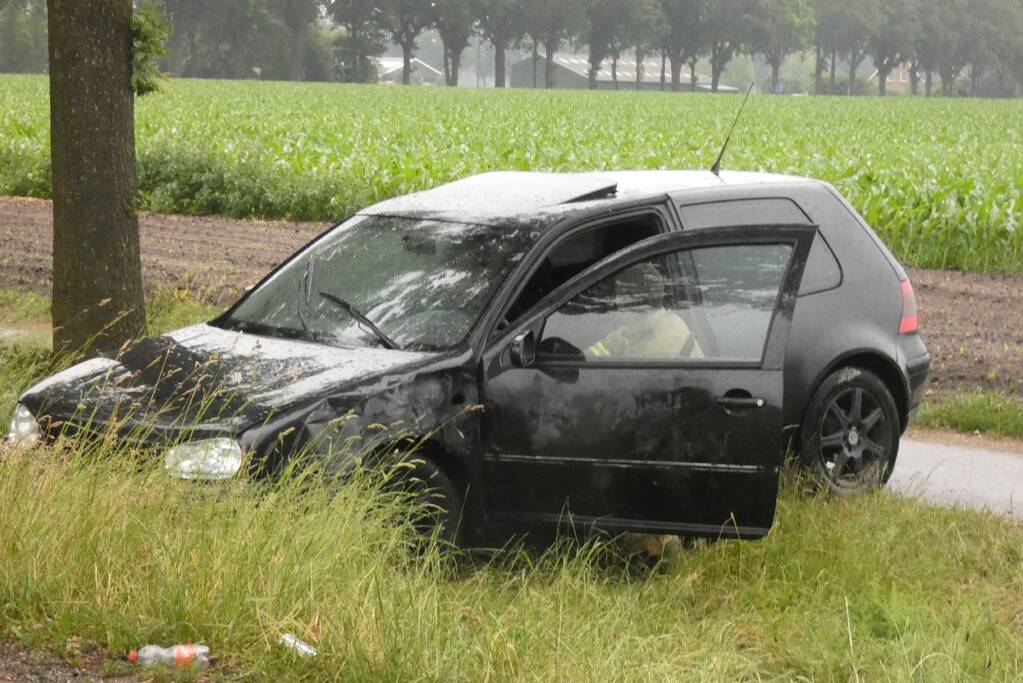 Auto vliegt in brand na botsing tegen boom