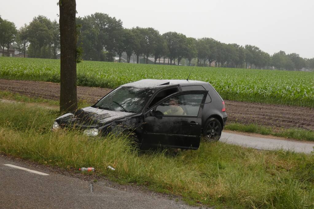 Auto vliegt in brand na botsing tegen boom