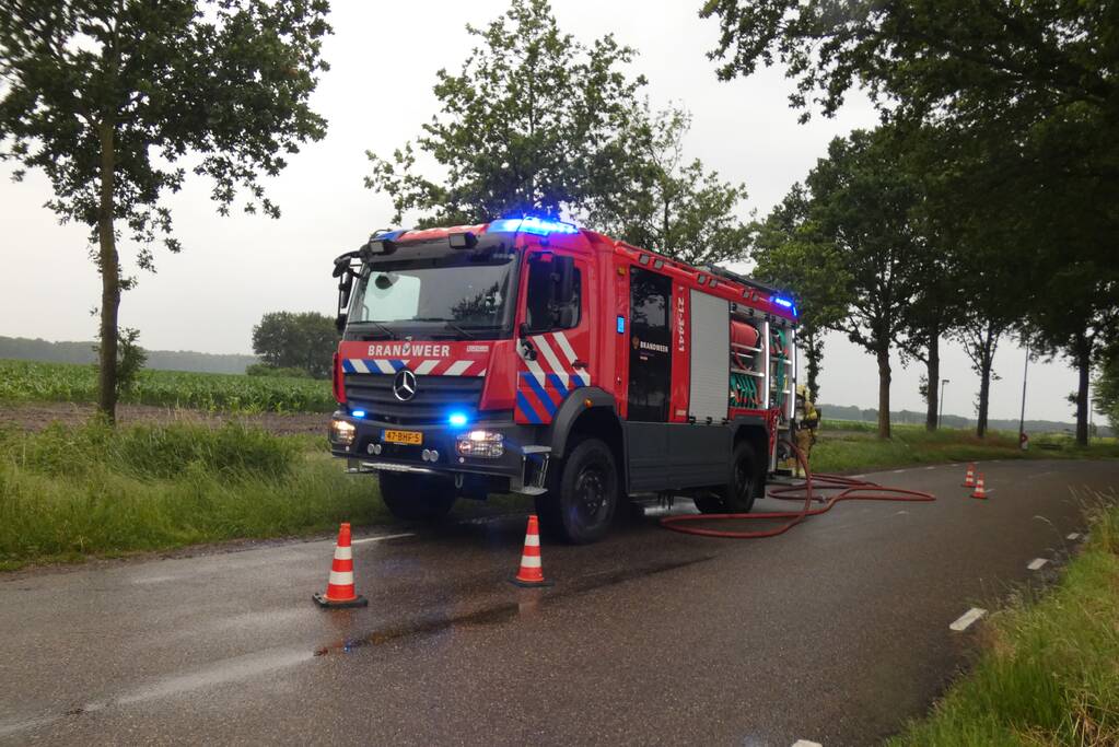 Auto vliegt in brand na botsing tegen boom