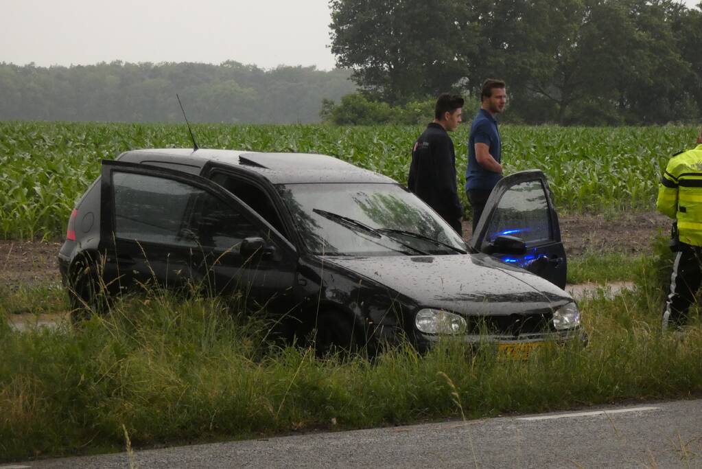 Auto vliegt in brand na botsing tegen boom