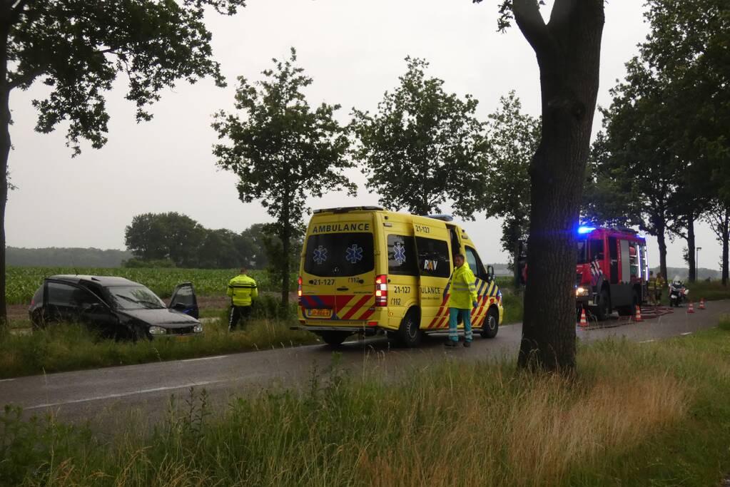 Auto vliegt in brand na botsing tegen boom