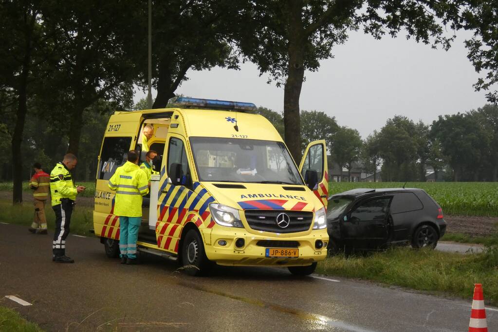 Auto vliegt in brand na botsing tegen boom