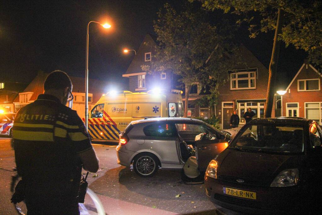 Persoon gewond door botsing tegen boom