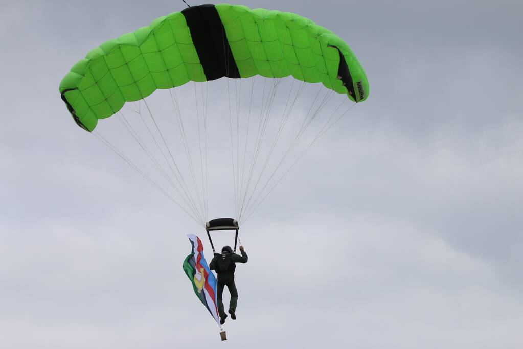 Parachutisten landen met vlag veteranendag op Malieveld