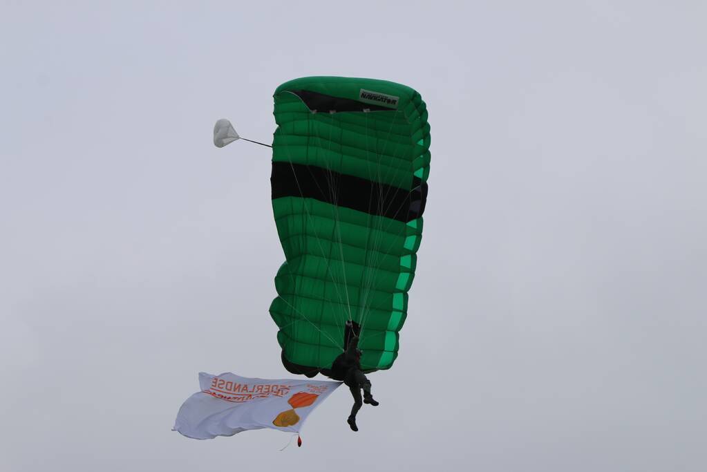Parachutisten landen met vlag veteranendag op Malieveld
