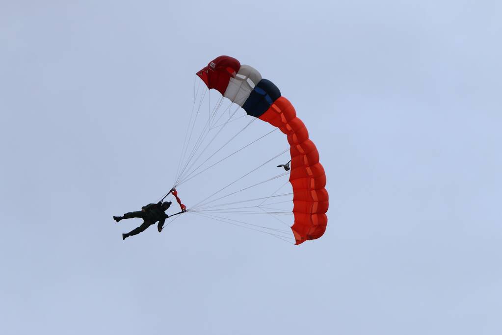 Parachutisten landen met vlag veteranendag op Malieveld