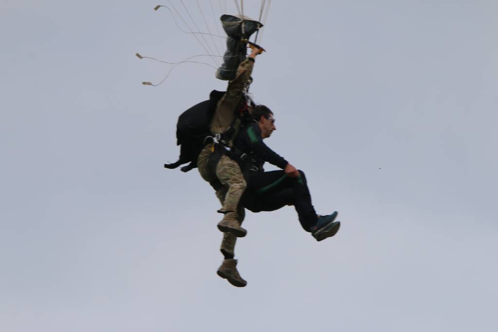 Parachutisten landen met vlag veteranendag op Malieveld