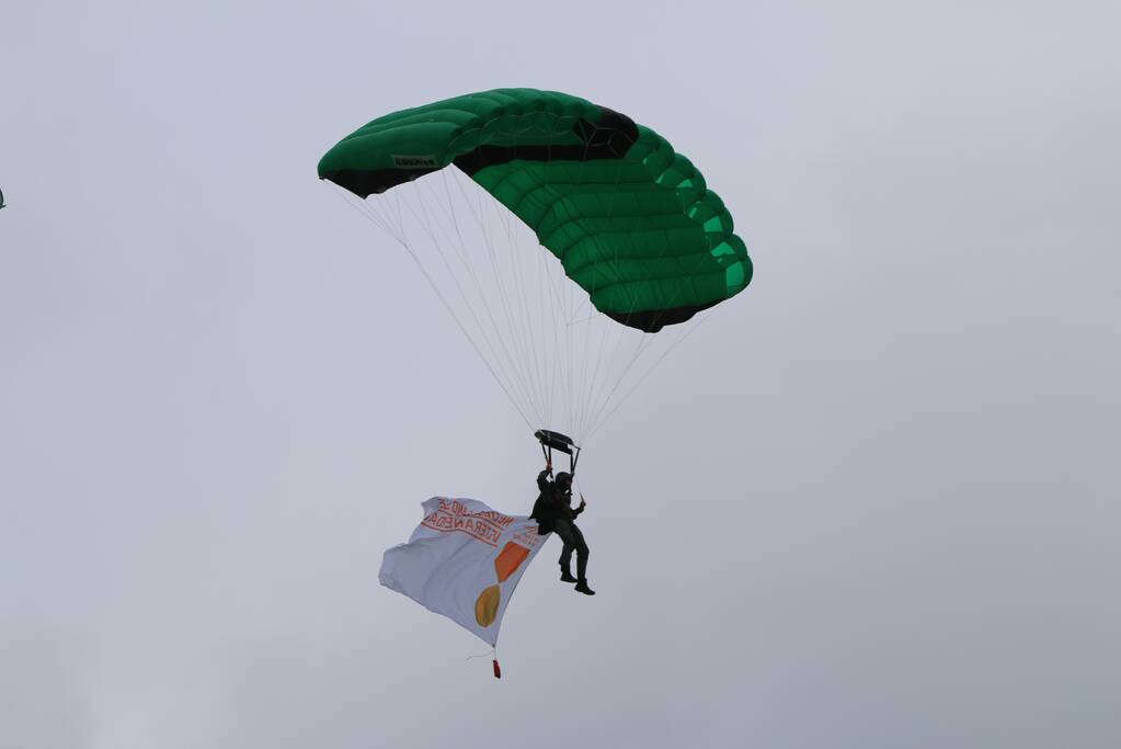 Parachutisten landen met vlag veteranendag op Malieveld