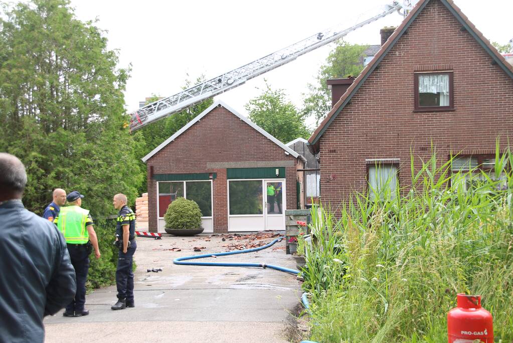 Flinke schade aan dak na woningbrand